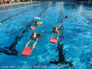 Die Schwimmbretter im Einsatz beim Trainieren des perfekten Beinschlages
