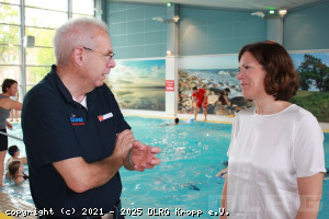 Innenstaatssekretärin Kristina Herbst im Gespräch mit DLRG LV-Vizepräsident Felix Heymann (l.)