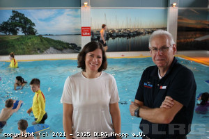 Innenstaatssekretärin Kristina Herbst im Gespräch mit DLRG LV-Vizepräsident Felix Heymann (l.)