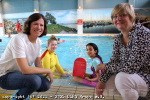 Innenstaatssekretärin Kristina Herbst und Sabine Schmax (r.) (Leiterin Öffentlichkeitsarbeit der IB.SH) im Gespräch mit Lina Becker, Ausbildungsassistentin der DLRG Kropp und der 12jährigen Mays Akara.